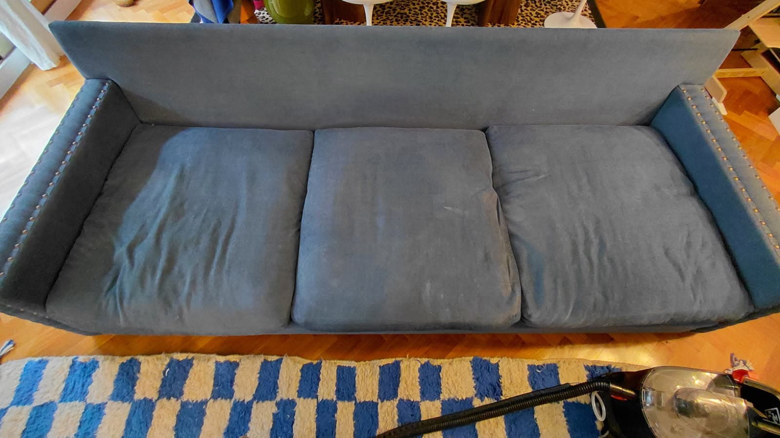 Canapé en velours bleu avant nettoyage, assises ternies