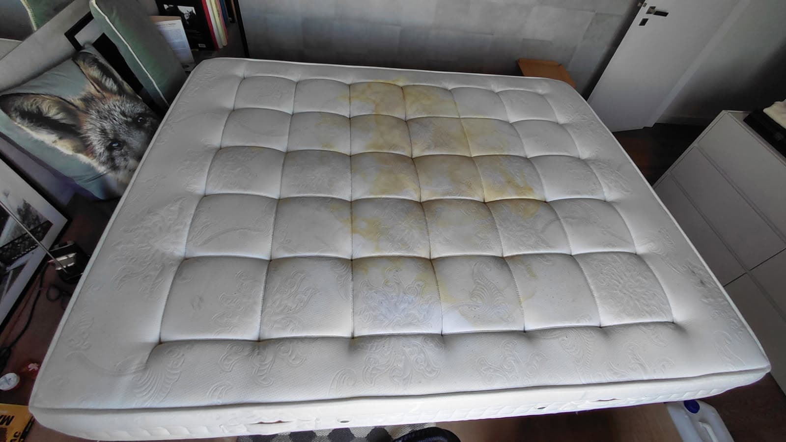 Matelas avant nettoyage, auréoles jaunes au centre
